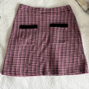 Kort kjol med fickor - Supersöt kort kjol men två fickor fram, även väldigt söt som topp! 