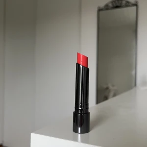 Fanta stick LH cosmetics  - Säljer en jättefin produkt från LH cosmetics i färgen ”I DIE” som du kan använda på läpparna men också som blush på kinderna🤍☺️Den är helt oanvänd och är som en helt ny produkt🤍Orginalpris: 229kr, säljer för 85kr, pris kan diskuteras🤍