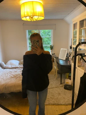 Offshoulder tröja - Säljer den här jättesköna stickade off shoulder tröjan då jag inte använder den så mycket längre💕