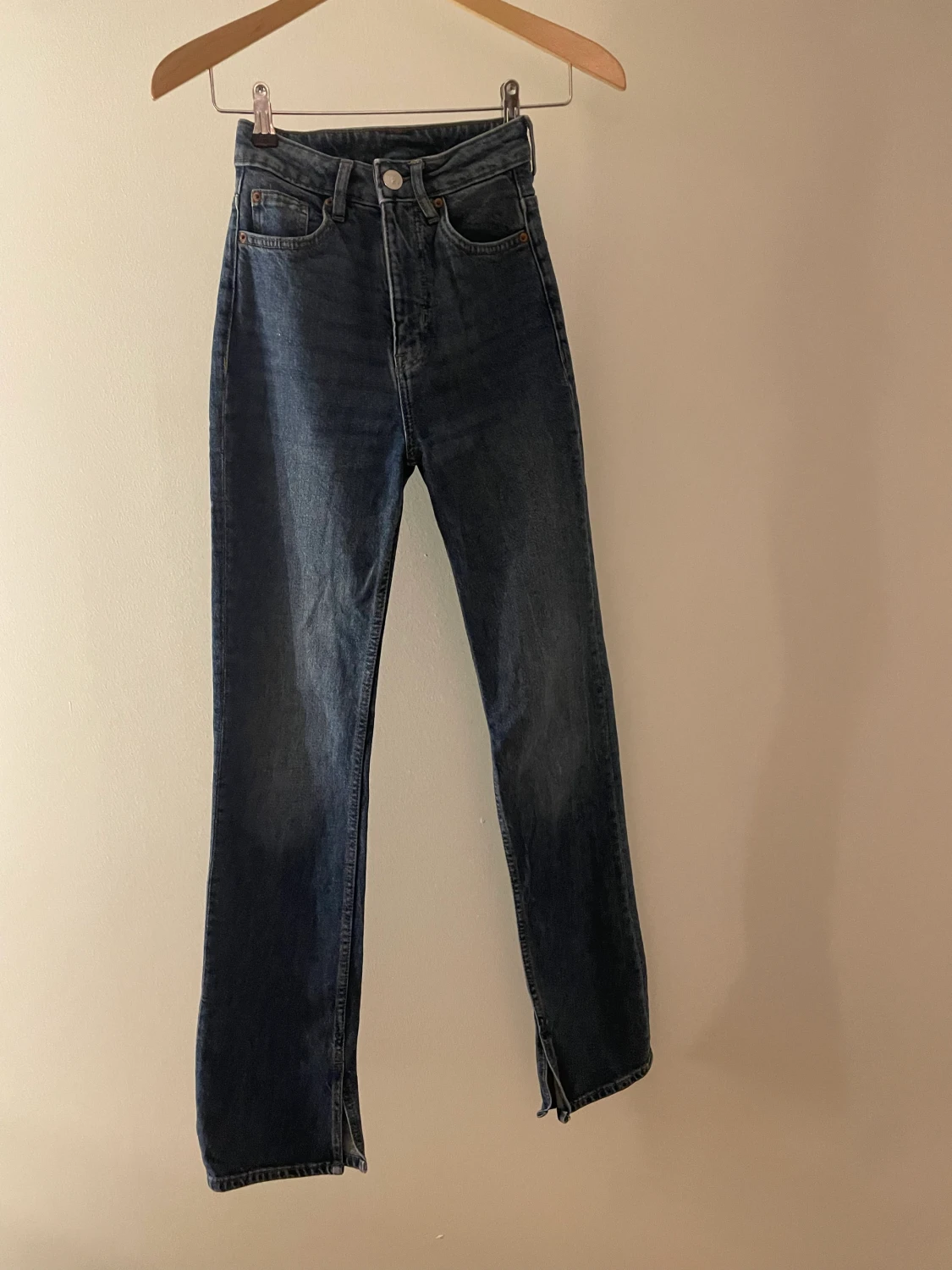 Blåa utsvängda jeans  - 90