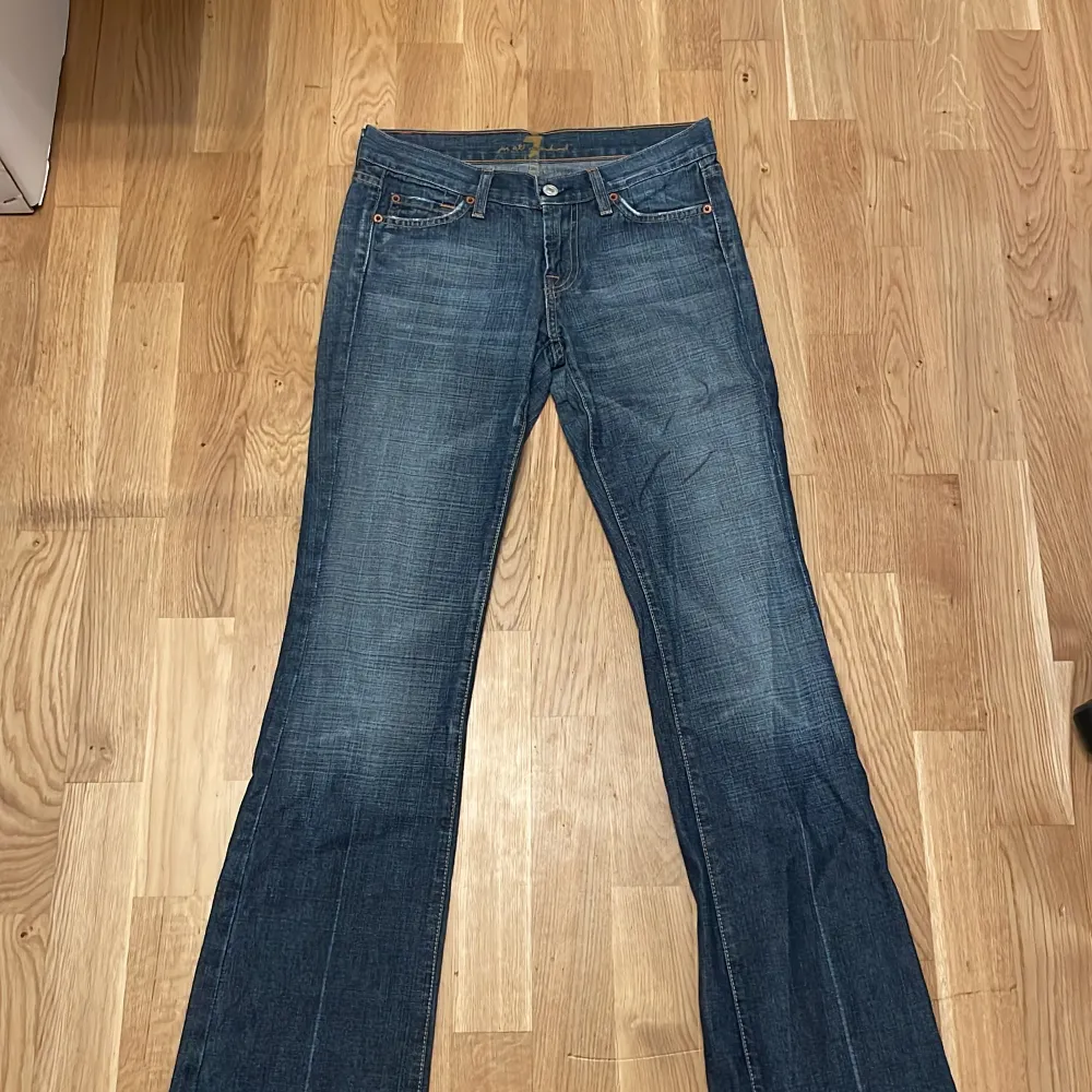 Snygga vintage jeans, flaire/straight leg i storlek 26 Ordinarie pris 1500kr. Jeans & Byxor.