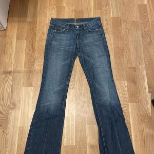 Snygga vintage jeans, flaire/straight leg i storlek 26 Ordinarie pris 1500kr