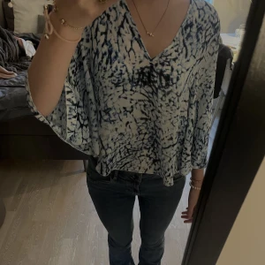 Blus - Säljer min blus ifrån Bikbok. 😘 Har bara använts vid några fåtal tillfällen och har inga defekter. 💕💕