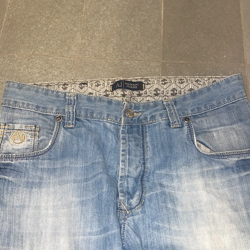 Släpper dessa då jag inte kan använda de längre, storlek 32 vilket är ungefär 31/31, raka jeans och sitter väldigt fint. Inga speciella defekter. Billigare vid snabb affär! . Jeans & Byxor.