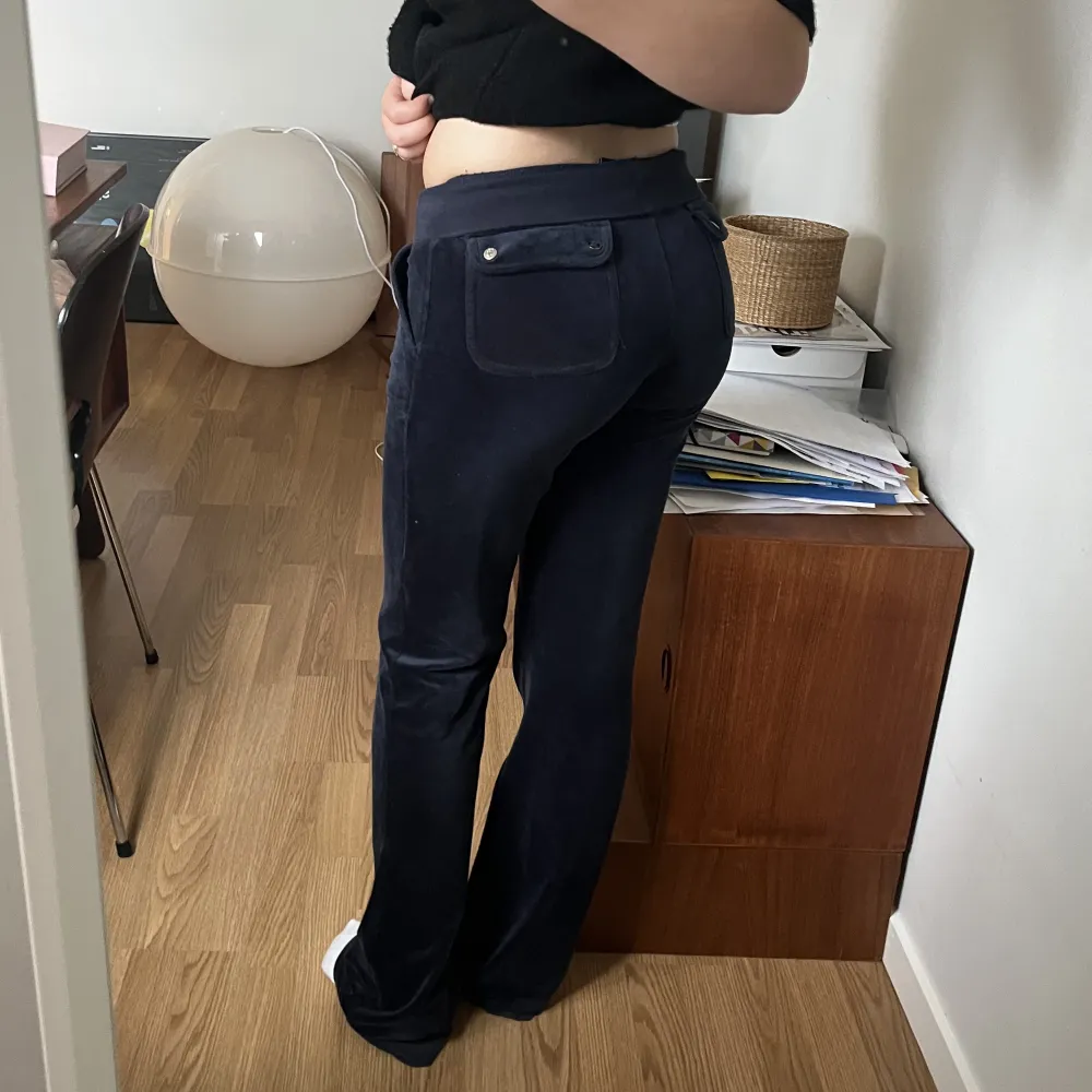 säljer dessa mörkblåa juicy couture som inte kommer till användning länge. är i jätte fint skick. storlek XSS men passar även XS och S ❤️❤️ pris kan diskuteras . Jeans & Byxor.