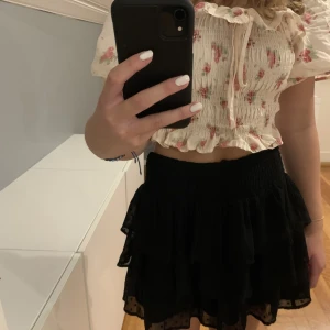 Blus med blommor på - Jag säljer den här fina blusen från NAKD med rosor på. Andvänd få gånger. Den har tyvärr blivit för lite 💗