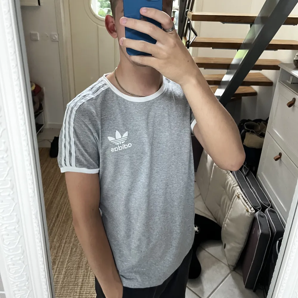 En grå snygg adidas tröja som funkar både till vardags men även till träning. . T-shirts.