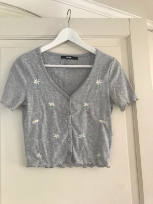 T shirt - Jätteskönt och stretchigt material med blommor på framsidan. 