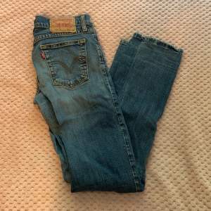 Säljer dessa low waist Levi’s jeans. De är vintage och i storlek w29 och l32. Längden stämmer men midjan passar som en 25. Har en liten bootcout på slutet. Säljs för 200kr+frakt.