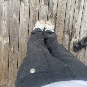 Cargo jeans hm - Säljer dessa jääätte snygga och populära jeans från hm fast i den svarta färgen, dem är aldrig använda och har lappen kvar! 🥰