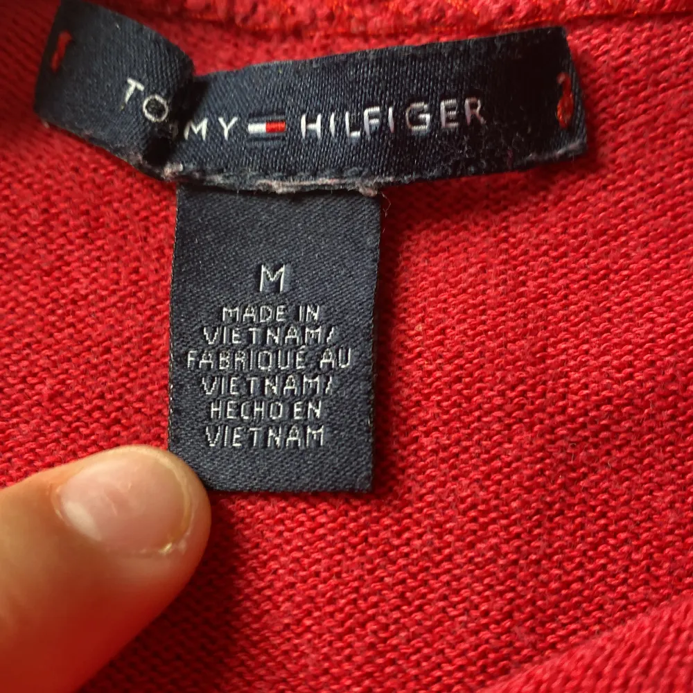 Säljer denna jätte fina tröja, jag säljer den för jag inte använder den mycket, den är i storlek M men passar även till S, säljer den för 50kr❤️. Toppar.