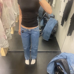 Low waist jeans  - Säljer dessa arrow jeansen från weekday i färgen ”Harper blue”. Helt slutsålda på hemsidan och bara använda ett fåtal gånger! 