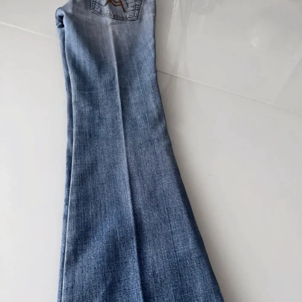 Ljusblå lågmidjade bootcut jeans från 7 for all mankind. Storlek 25. Jeans & Byxor.