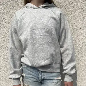  Säljer denna gråa hoodie på grund av att den inte används längre.🩷Köparen står för frakten!!