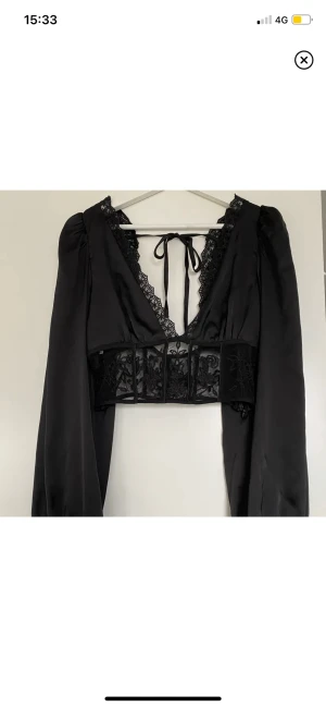 Blus med spets från Zara - Säljer då jag ej fick användning för den💕 Superfint skick, jag har bara använt den en gång🫶🏼(Lånade bilder av fridastlnd)