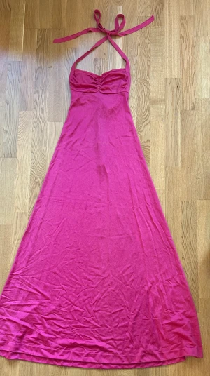 Chockrosa vintage klänning - Snygg klänning med knyt i nacken.  Skulle gissa storlek 34/36 eller s-m. Vintage. Har inte kommit till användning därför säljer jag den nu! 😆 