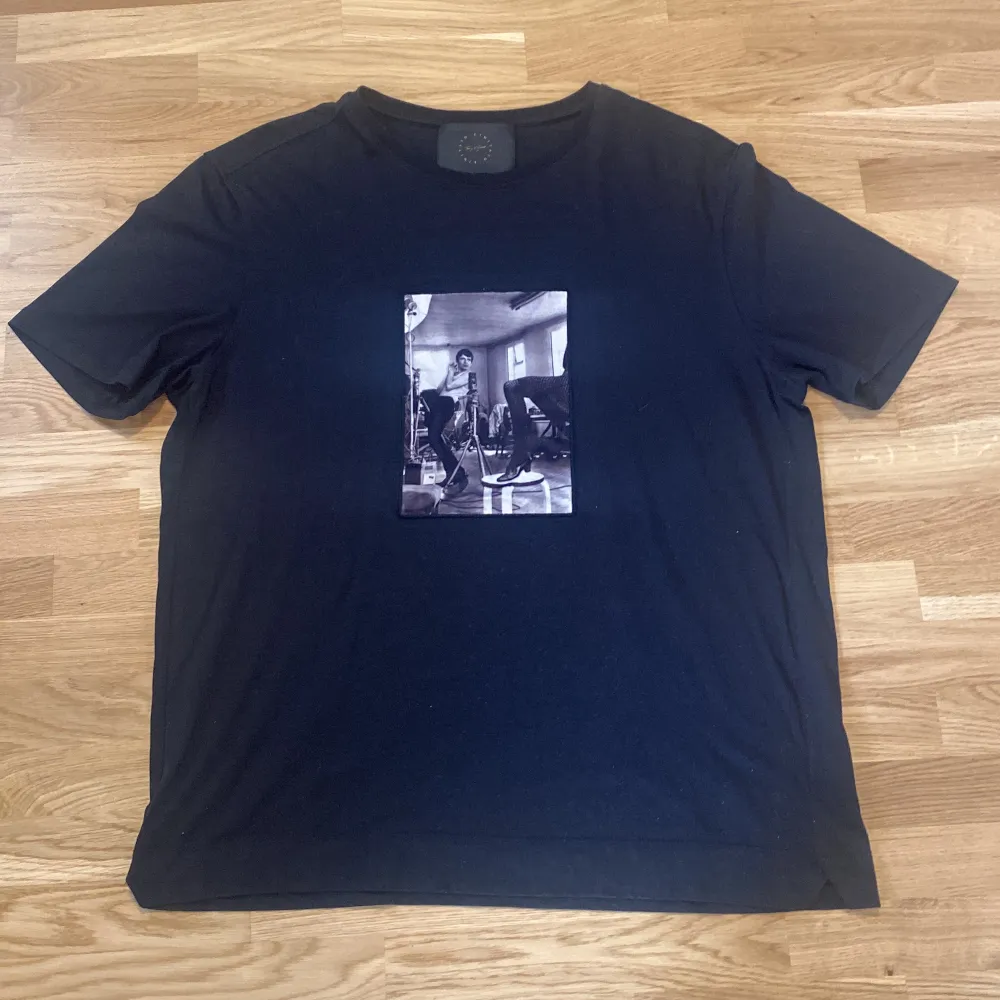 Säljer en limitato T-shirt i storlek L. Skick 9/10, hör av er vid frågor eller funderingar. T-shirts.