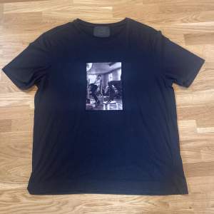 Säljer en limitato T-shirt i storlek L. Skick 9/10, hör av er vid frågor eller funderingar