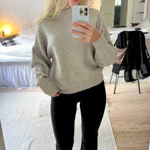 Stickad tröja - Stickad tröja med små vita pärlor på💌