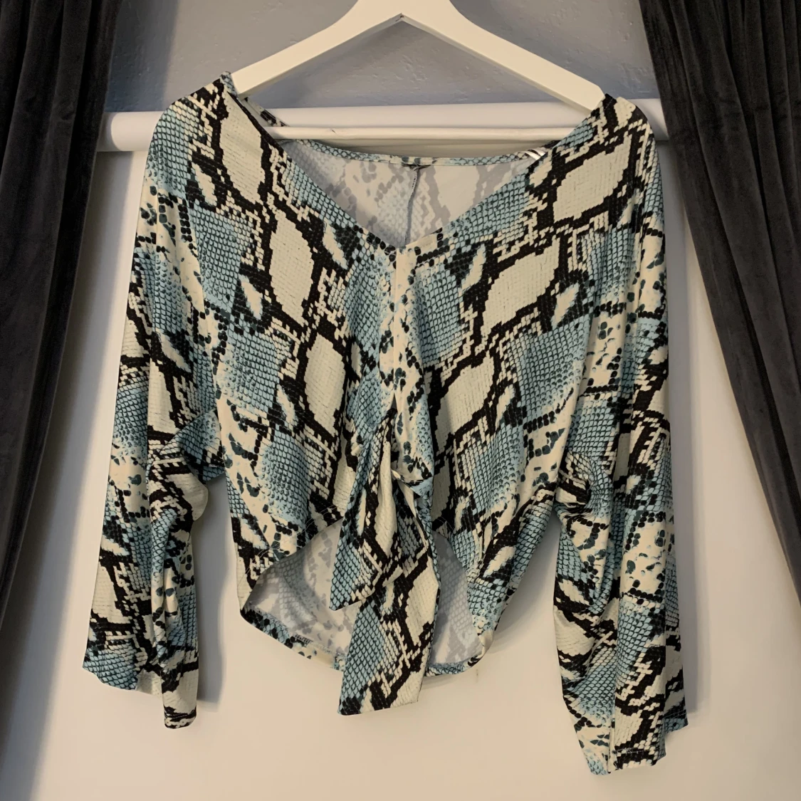 Croppad knytblus i ormmönster.