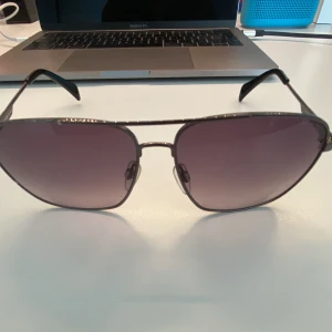 Snygga Tommy Hilfiger solbrillor!  - Glasögonen är i bra skick och knappt använda. För fler frågor om glasögonen kom privat.