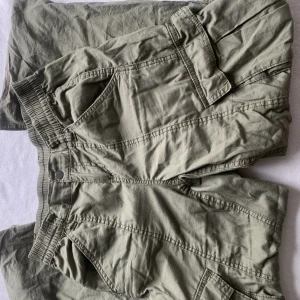 Lågmidjade gröna cargo byxor - Säker dessa lågmidjade cargo byxorna från h&m ord pris 300kr men säljer för 150 (pris kan diskuteras) inga defekter 