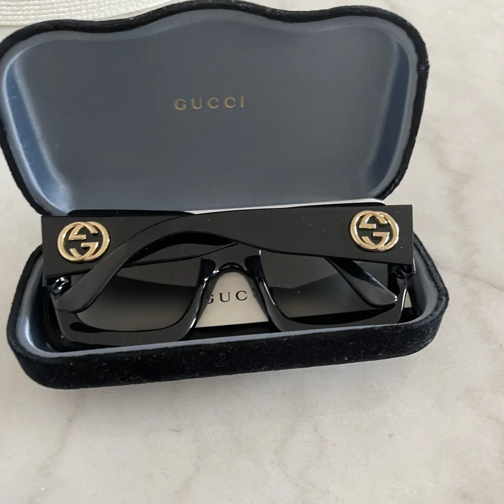 Säljar mina gucci solglasögon som jag köpt på gucci butiken. Har knappt använt de. Köpt för 2 729,00 kr.. Accessoarer.