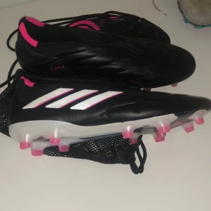 Adidas copa - Hej, säljer dessa adidas copa för endast 1000 kr. Använda endast en gång och är i princip nyskick. Det är gräsdubbar o säljs pga att de är för små för mig.