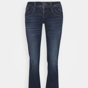 Low waist bootcut jeans  - Fina lågmidjade, blåa jeans Endast använda två gånger Nypris: 829kr