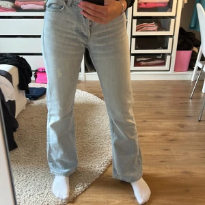 Midwaist Rocky jeans - Ett par midwaist bootcut jeans! Dom har ett litet slitage hål på låret men inget större man tänker på! Säljer då dom är för små💗 MIDJEMÅTT- 73cm INNERBENSMÅTT-76cm Jag är 163cm INNERBENSMÅTT-76cm