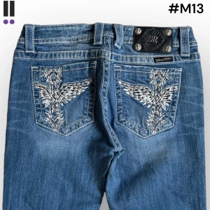 lågmidjade MissMe Bootcut jeans M13 - MissMe jeans i model Boot 💜 Tag 29W 💜Midja (rakt över) 36cm 💜 Innerben 85cm 💜 Ytterben 107cm 💜 Benöppning 21cm 💜  💜Våra mått blir W=28 och L=33 💜 Men jämför alltid måtten med ett par jeans som sitter bra 💜