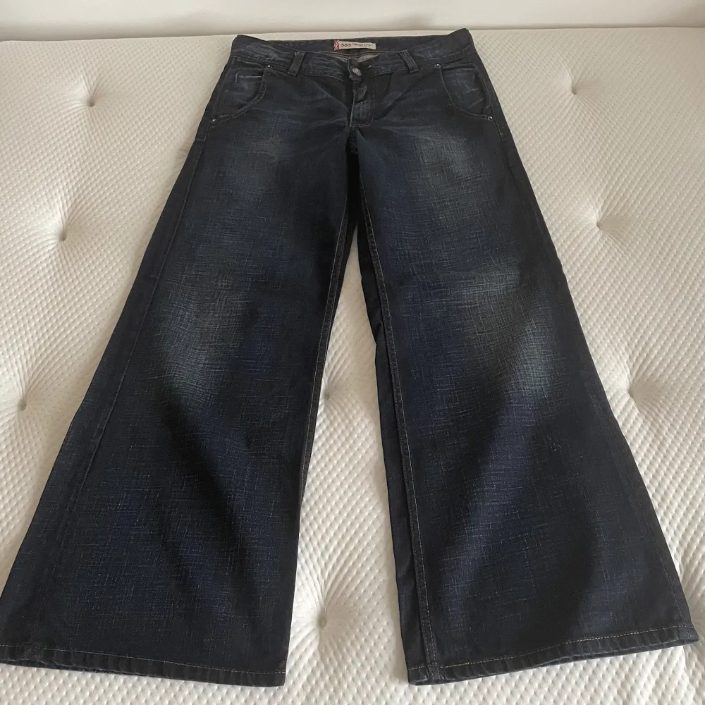 Lågmidjade jeans med vida ben och bakfickor med true religion stuk från levis - vintage. Storlek w28l30 men jag upplever längden som l32. Mycket fint skick. Modellen kallas 565 ”Wide Leg” loose fit . Jeans & Byxor.