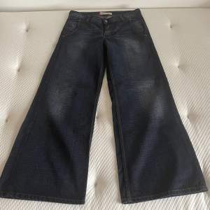 Lågmidjade jeans med vida ben och bakfickor med true religion stuk från levis - vintage. Storlek w28l30 men jag upplever längden som l32. Mycket fint skick. Modellen kallas 565 ”Wide Leg” loose fit 