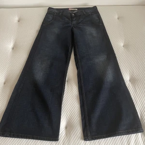 Levis jeans - Lågmidjade jeans med vida ben och bakfickor med true religion stuk från levis - vintage. Storlek w28l30 men jag upplever längden som l32. Mycket fint skick. Modellen kallas 565 ”Wide Leg” loose fit 