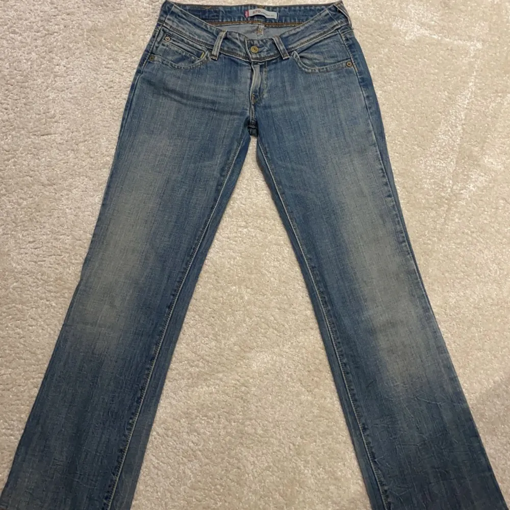 Bud :400 så snygga Levis jeans i den perfekta färgen! Modellen 570. För små för mig tyvärr. Lågmidjade och bootcut!! Midjemåttet rakt över : 38 cm. Innerbenslängden : 71 cm 💗💗💗. Jeans & Byxor.