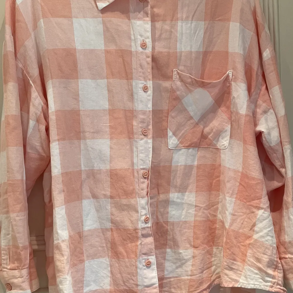 En skjorta från H&M i storlek L. Skjortor.