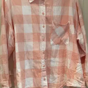 En skjorta från H&M i storlek L