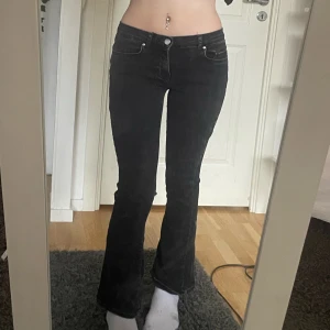 Lågmidjade bootcut jeans  - Lågmidjade Bootcut jeans i fint skick. Innerbenslängd ca 72, midjemått:ca 33, dock ganska stretchiga i midjan. Köp sker via ”köp nu”🙌🏻