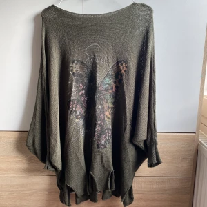 Jätte cool långärmad tröja  - Fin långärmad tröja med tryck! Den är stickad och är i storlek XXL. Den är mycket skön  och är i nyskick