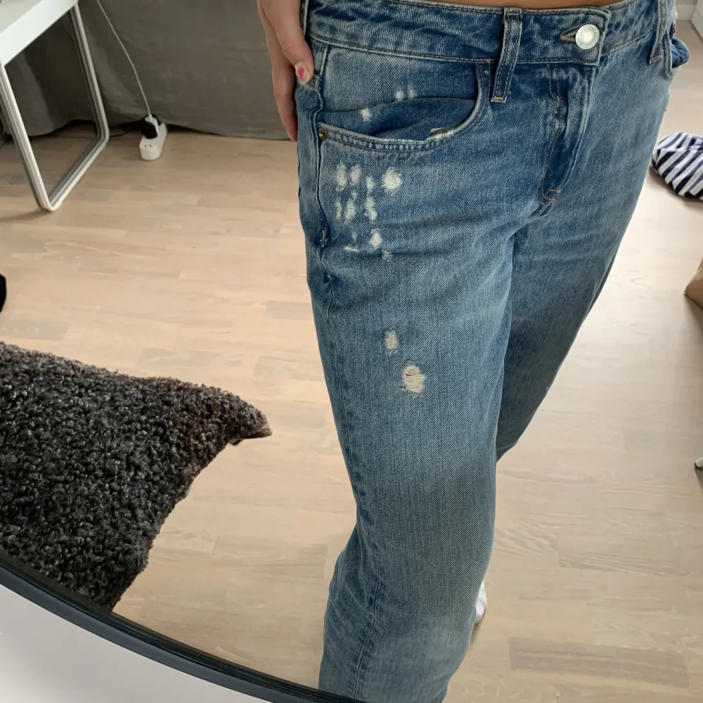 bekväma lågmidjade jeans från H&M med snygga slitningar på sidan, inte riktigt min stil längre tyvärr! ganska använda men fortfarande i fint skick, storlek 38💕nypris 300kr säljer för 90kr. Jeans & Byxor.