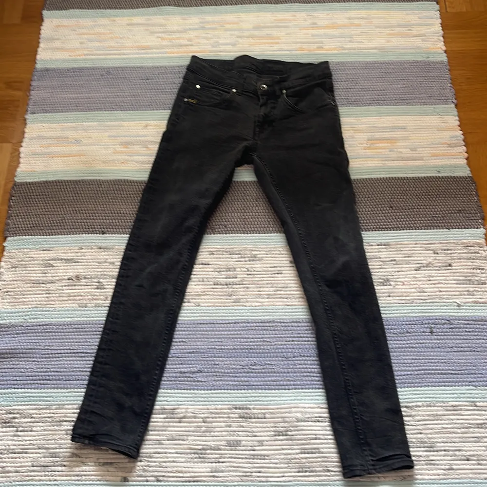 Ett par svarta o fina tiger of Sweden jeans. Använda men ändå i fint skick. Är i storlek 29/32 men känns mindre i storleken och passar nog dig som är 158-170 beror på hur du vill att dom ska sitta. Kan gå ner i pris och tar emot byten också👍. Jeans & Byxor.