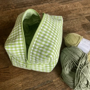 Grönrutig necessär  - L 18 W 13 H 10. Grönrutig necessär med smårutigt innertyg. Säljer dessa tidiga proverna från mitt företag 