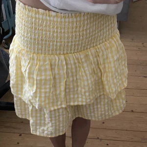 gul kjol - säljer denna kjol för den kommer inte till användning längre🫶🏼 den är använd 1 gång så kjolen är i nyskick❤️