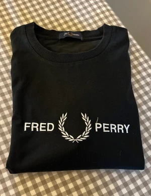 Fred Perry t-shirt - Svart t-shirt från Fred Perry i mycket fint skick. Använd en gång, för liten nu.