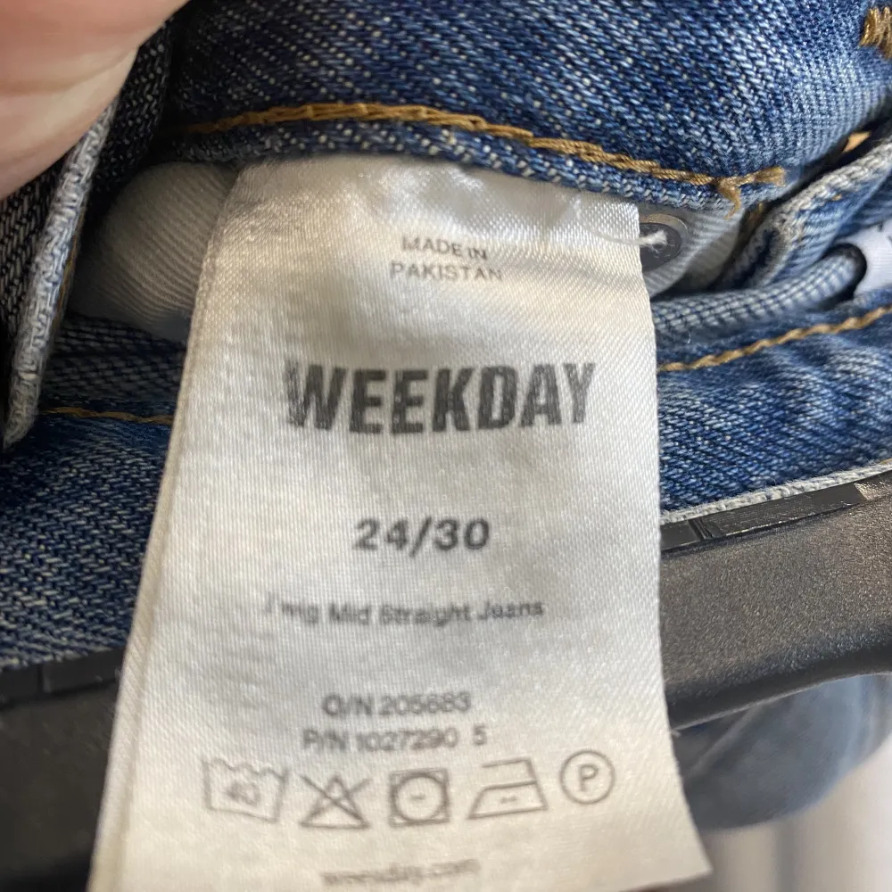 Ett par super snygga ljusa jeans från WEEKDAY!!  Dom är i modellen ”Twig Mid Strait Jeans”. Supersköna och lågmidjade med en figurfin passform!  Storlek 24/30 men känns som 24-25/30. Jeans & Byxor.
