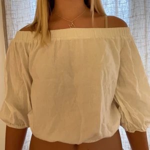 Offshoulder tröja  - En fin och gullig off-shoulder tröja från BikBok i mycket fint skick. Storlek S men passar även XS. Tre kvarts ärmar. Köparen står för frakten. Använd gärna köp nu funktionen. Skriv till mig för frågor eller funderingar. 