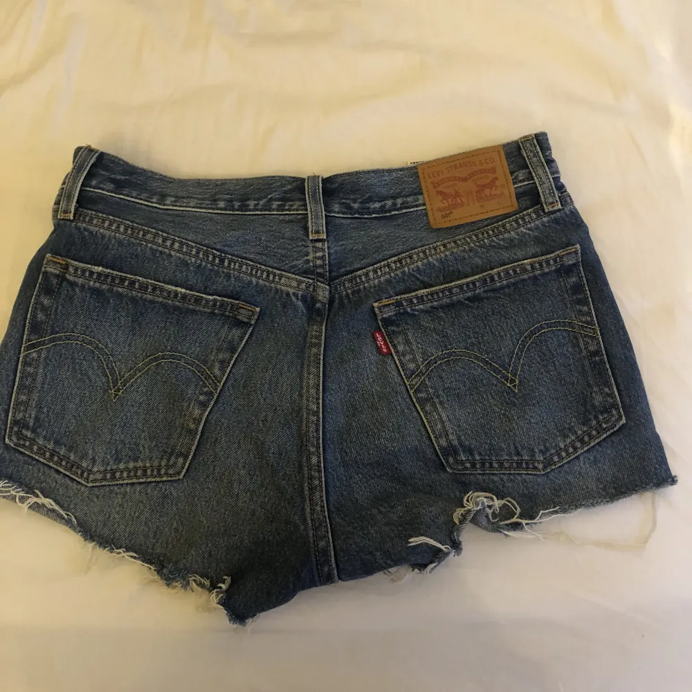 Oanvända jeansshorts från Levis i storlek W26. Shorts.