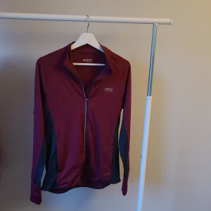 Träningströja - En träningströja (OTP Extreme) från OTP. Använd ett fåtal gånger. Perfekt att ha vid kyla och blåst. Har hål för tummarna, för att värma händerna.