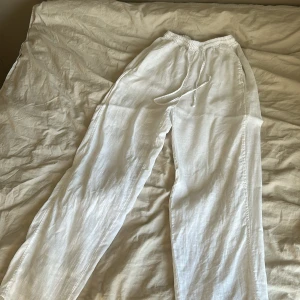 Linnebyxor  - Säljer dessa linnebyxor eftersom att de är lite för pösiga för min smak. Jag är 1.65 å de går enda ner till fötterna. Byxorna är endast använda ett fåtal gånger så de är i bra skick, det är dock en pytteliten fläck som ej försvinner men den syns knappt.💕