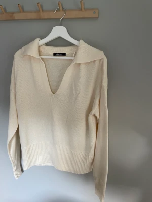 Benvit stickad tröja Gina  - Aldrig använd benvit stickad tröja från Gina